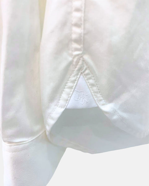 Detalle de la camisa blanca de hombre THE KOOPLES.