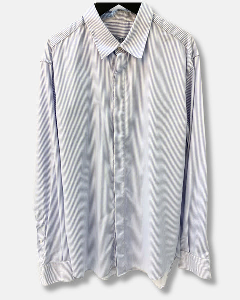 Vista frontal de la camisa IRO PARIS de rayas azules y blancas con botones ocultos.