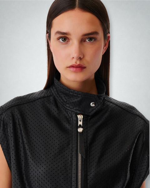 Primer plano de una chaqueta de cuero perforada negra de IRO Paris | Talla L/40