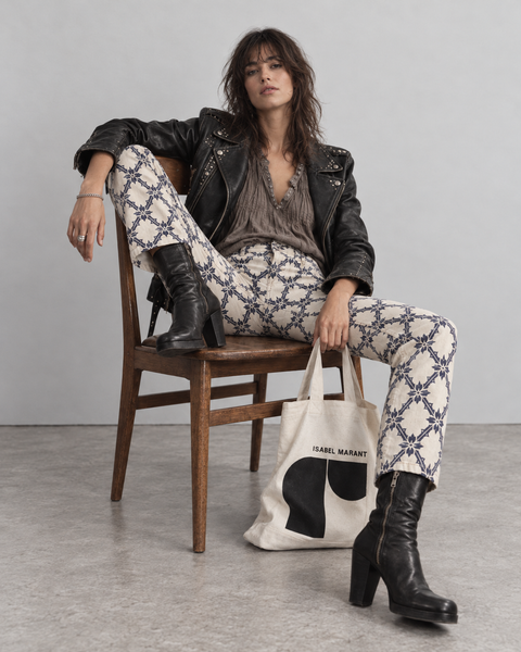Modelo con el tejano ISABEL MARANT, la chaqueta GOLDEN GOOSE, los botines BARBARA BUI