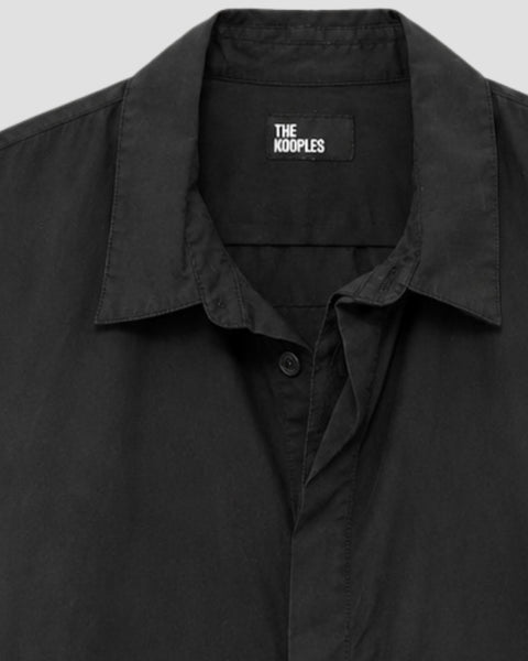 Detalle del cuello y los botones de la camisa The Kooples Homme.