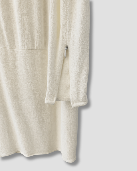 Otro detalle del tejido texturizado y lateral del vestido BA&SH crudo
