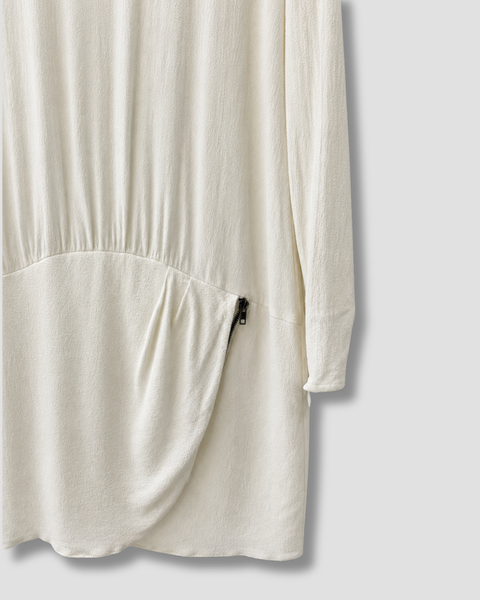 Detalle del tejido texturizado y cremallera lateral del vestido BA&SH crudo