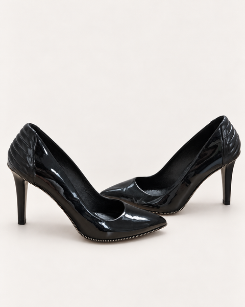 Zapatos de tacón THE KOOPLES de charol negro con pequeñas esferas metálicas alrededor de la suela, talla 38.
