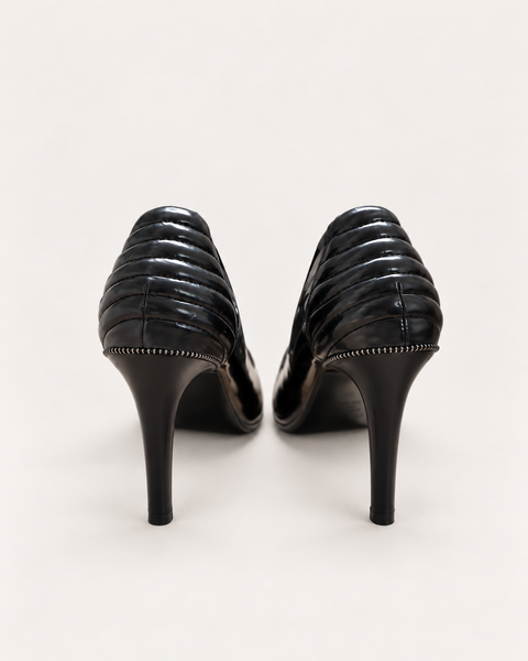 Vista trasera: zapatos de tacón THE KOOPLES de charol negro con pequeñas esferas metálicas alrededor de la suela, talla 38.