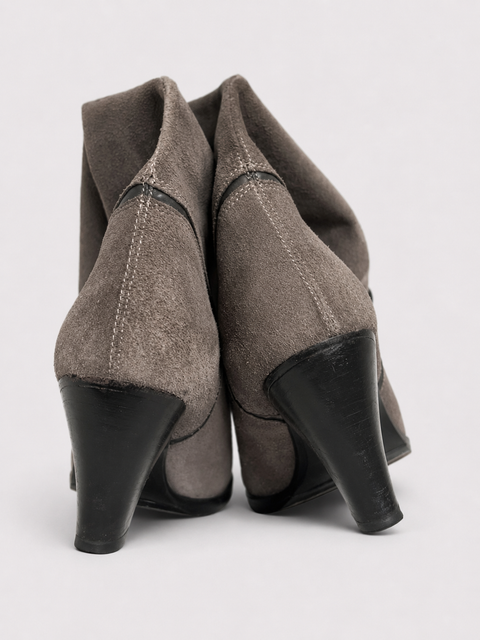 Vista trasera de las botas de ante de tacón alto de Barbara Bui.