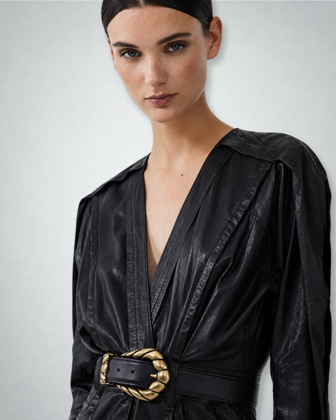 Primer plano: vestido de cuero negro de IRO Paris.