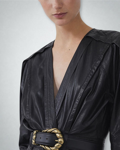Primer plano 2: vestido de cuero negro de IRO Paris.