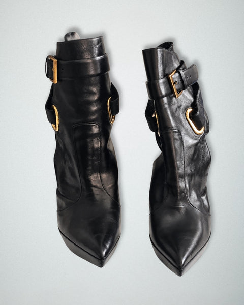 Botines de tacón de aguja de cuero negro y detalles oro