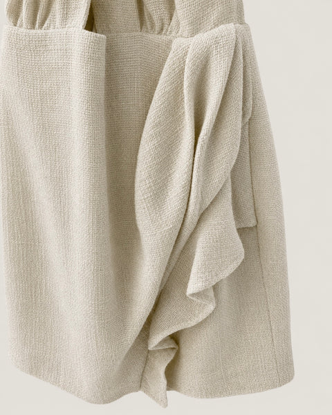Vista de la parte de abajo del vestido IRO PARIS blanco sin mangas con cinturón y volante asimétrico, talla XS