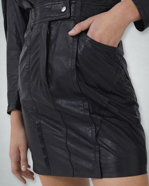 Primer plano: Vestido de cuero negro de IRO Paris.