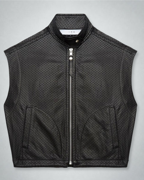 Primer plano de una chaqueta de cuero perforada negra de IRO Paris.