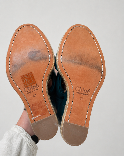 Mules de cuña de piel azul medianoche de Chloé, talla 38, vista inferior, suela casi nueva.