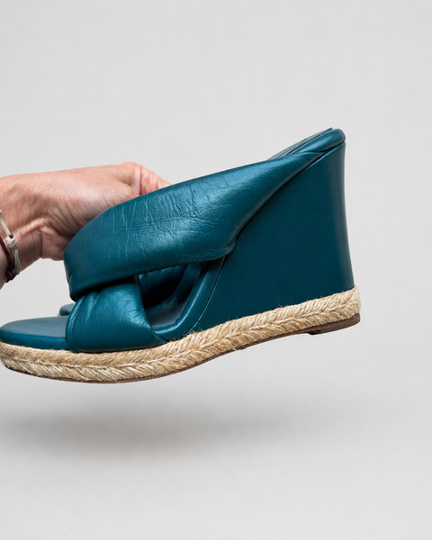 Mules de cuña de piel azul medianoche de Chloé, talla 38, vista lateral