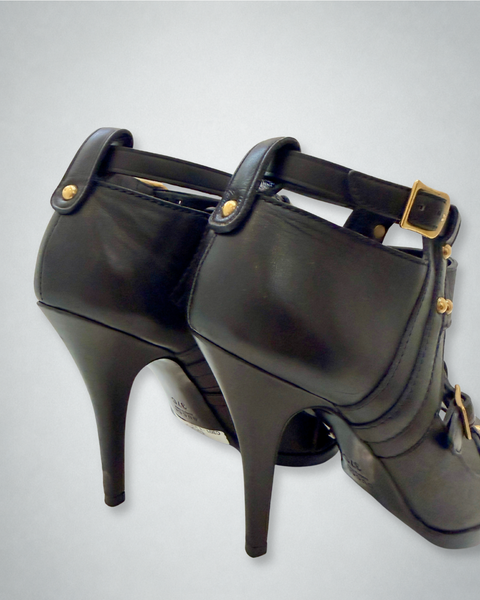 Vista trasera de las sandalias Gucci negras de tacón alto
