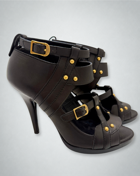 Vista lateral de las sandalias Gucci de piel negra con tacón fino