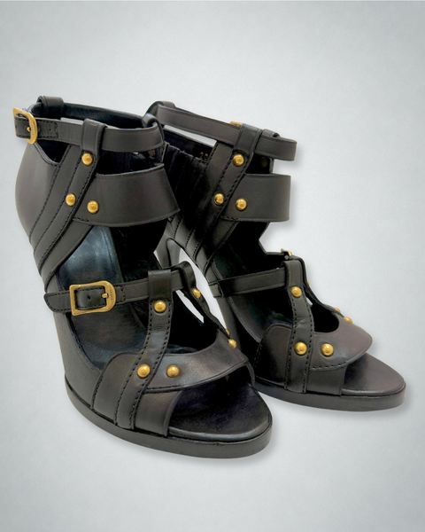 Sandalias gladiadoras Gucci negras con hebillas y remaches dorados
