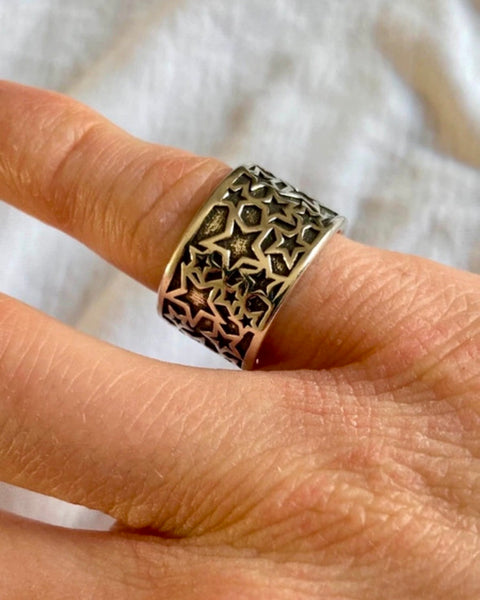 Anillo ancho unisex ajustable llevado.