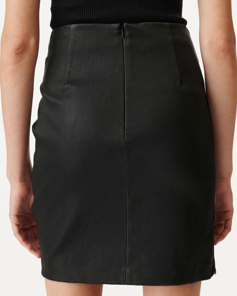 Minifalda de piel negra IRO Paris vista trasera