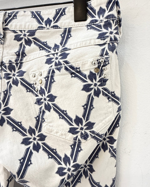 Detalle del estampado azul marino sobre denim blanco ISABEL MARANT