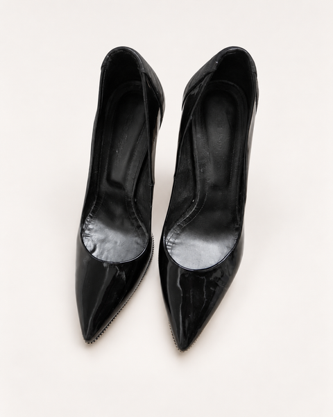 Vista desde arriba: zapatos de tacón THE KOOPLES de charol negro con pequeñas esferas metálicas alrededor de la suela, talla 38.